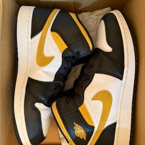 Jordan 1 Mid ‘White Pollen Black’